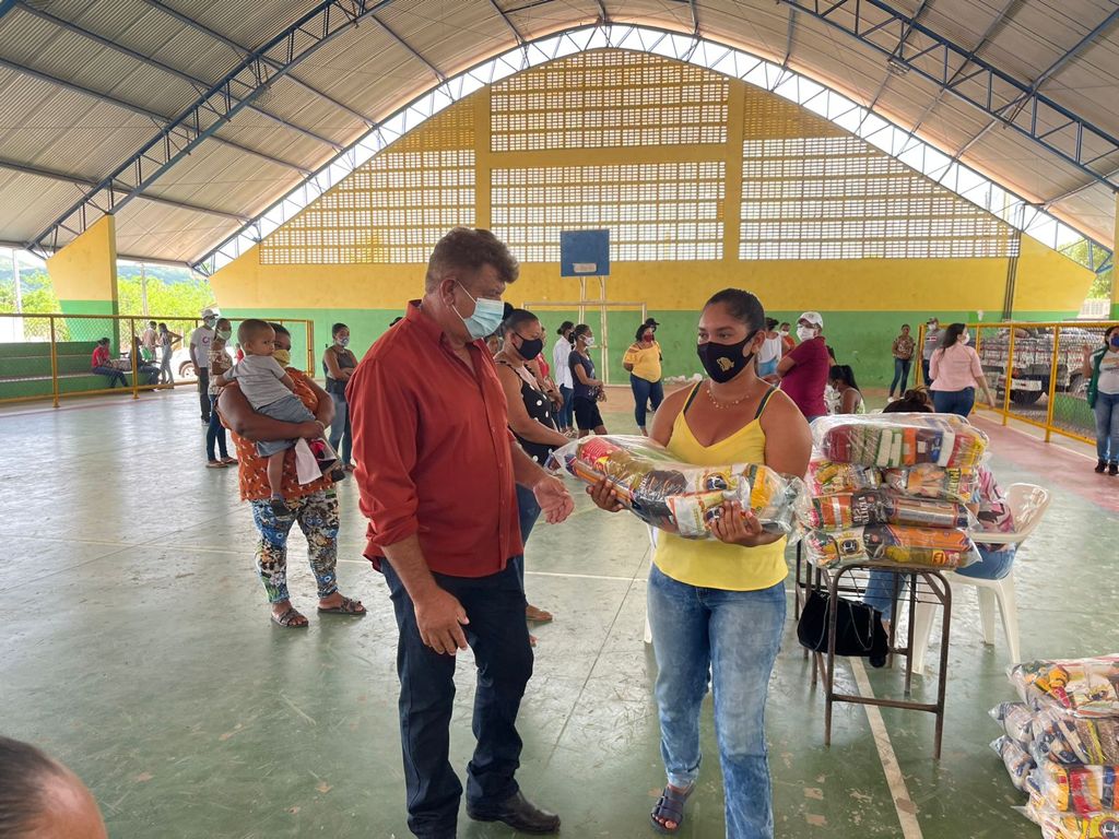 Prefeitura entrega cestas básicas no Povoado Impueiras