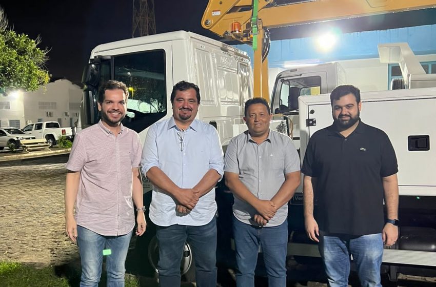 CODEVASF entrega caminhão e trator para Estrela