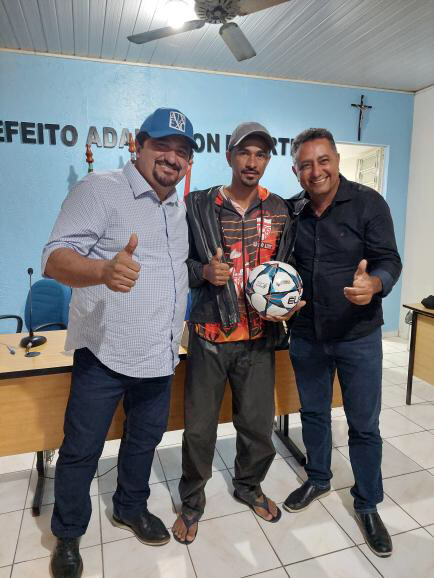 Prefeitura entrega bolas para times da Copa Estrela