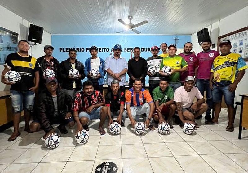 Prefeitura entrega bolas para times da Copa Estrela