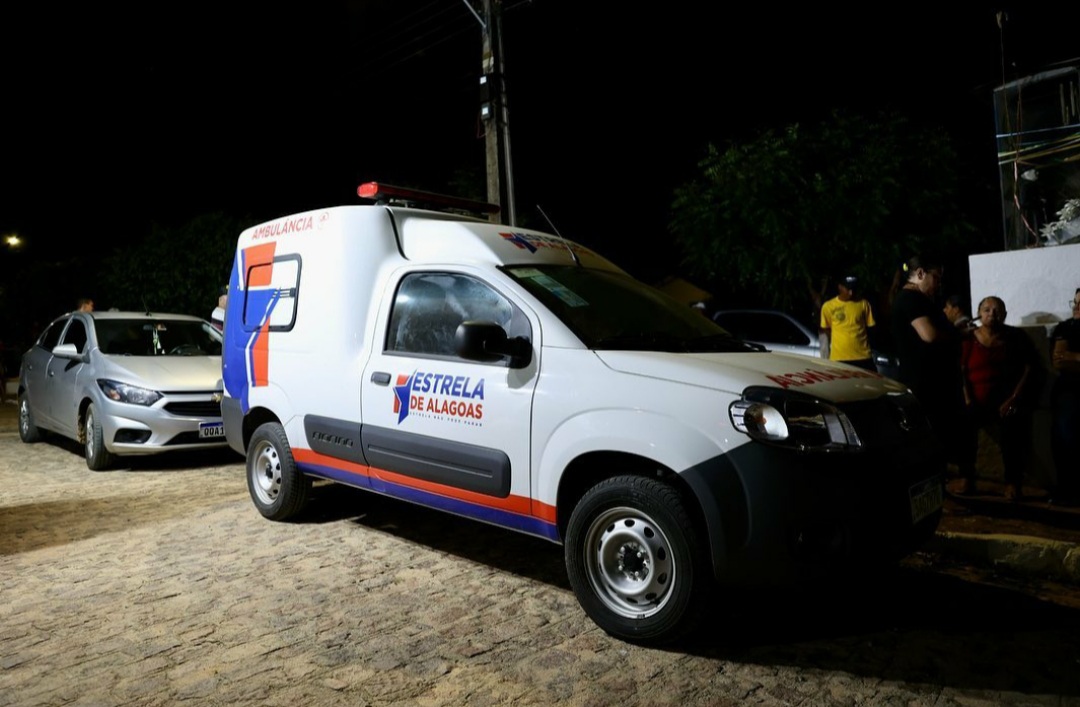 Prefeito Aldo Lira entrega ambulância em Lagoa do Exú