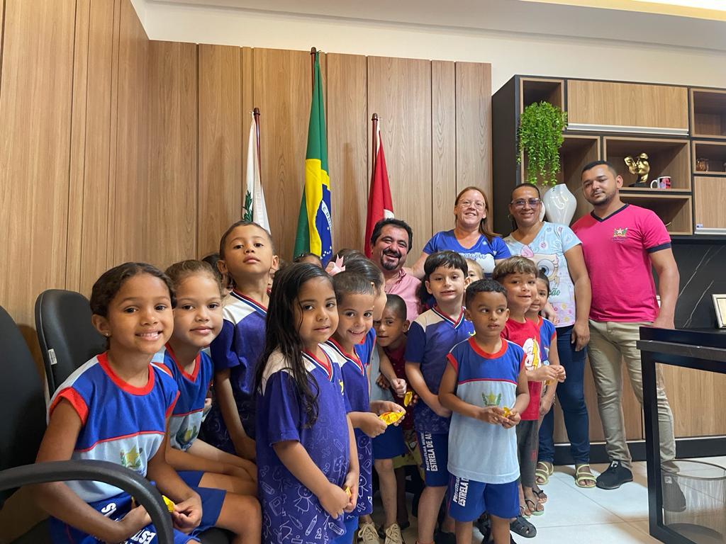 Prefeito Aldo Lira recebe alunos da Creche Emanuelle na Prefeitura