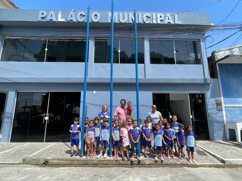 Prefeito Aldo Lira recebe alunos da Creche Emanuelle na Prefeitura