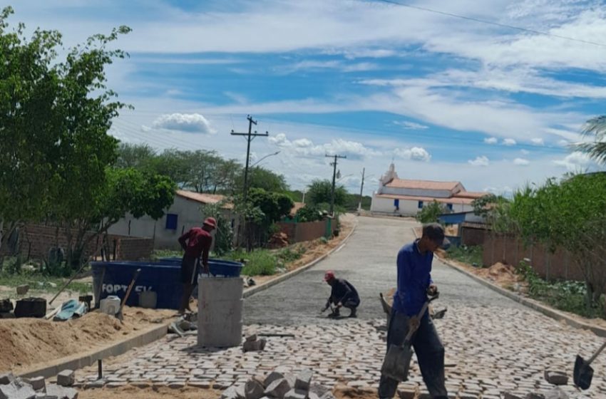 Prefeitura investe em obras de calçamento no Povoado Santa Cruz