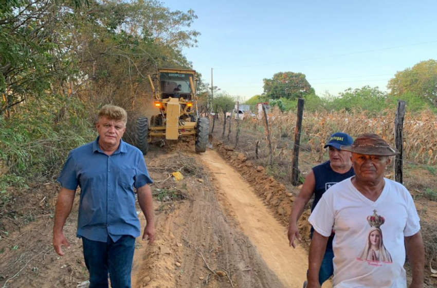  Prefeitura recupera estradas vicinais em Logradouro das Vassouras