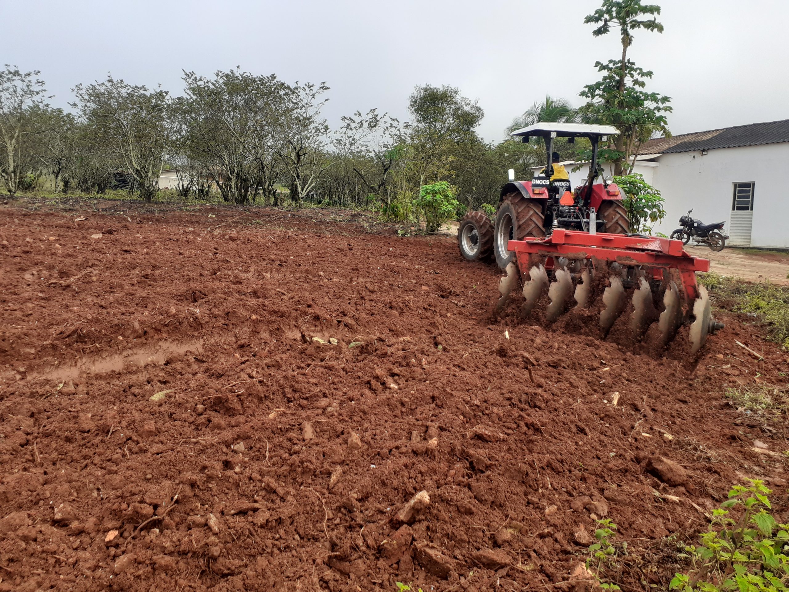 Prefeitura realiza aração de terras para os agricultores de Estrela de Alagoas