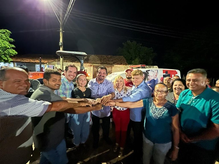 Prefeitura de Estrela entrega ambulância e trator no Povoado Renascença
