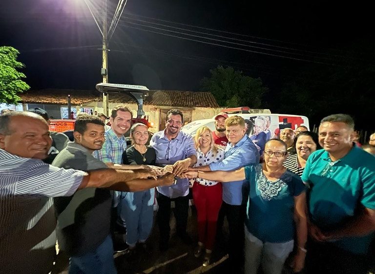  Prefeitura de Estrela entrega ambulância e trator no Povoado Renascença