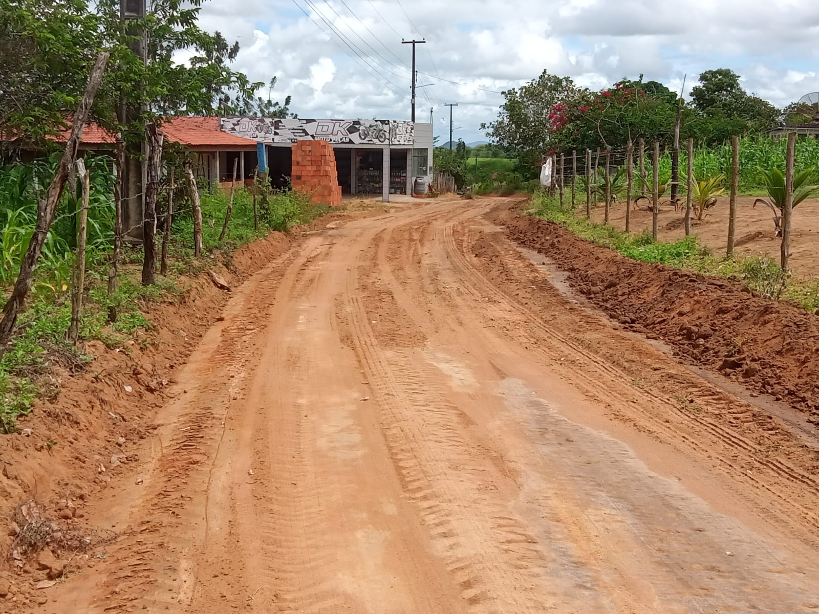Ação de recuperação das estradas vicinais é realizada em comunidades rurais