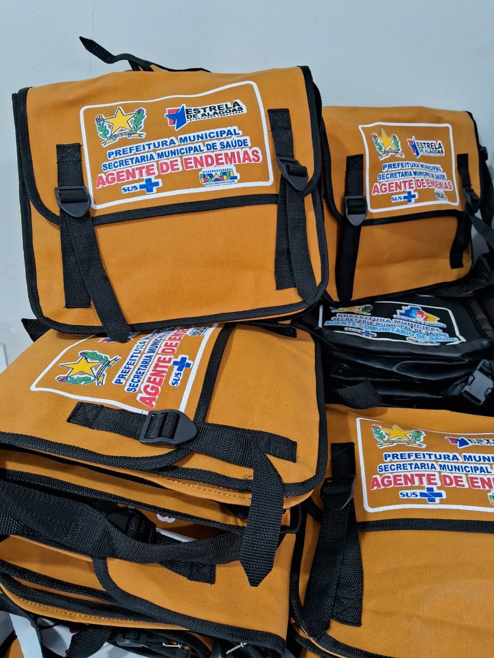 Agentes de Estrela de Alagoas recebem kits de fardamentos