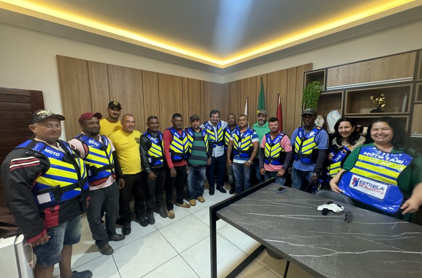  Prefeito Aldo Lira entrega coletes para mototaxistas de Estrela